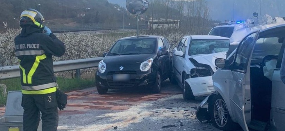 Grave incidente in Valsugana, frontale tra due auto e coinvolto un terzo veicolo